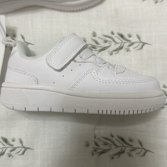 NWT H&M toddler white sneakers - Picture 2 of 5